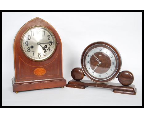 An early 20th Century Edwardian inlaid mahogany mantel clock of lancet form having a silvered dial with Arabic numerals to th
