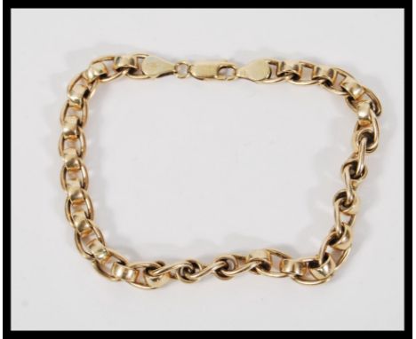 A hallmarked 9ct gold flat curb and belcher link bracelet chain having a lobster claw clasp Weighs 19.1 grams. Measures 8 inc