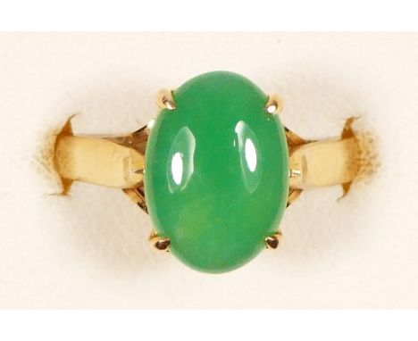 A 14K gold and chrysoprase panel ring, 13 x 8mm, N 1/2, 3.5gm 