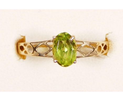 A 9ct gold peridot single stone ring, N 1/2, 0.8gm 