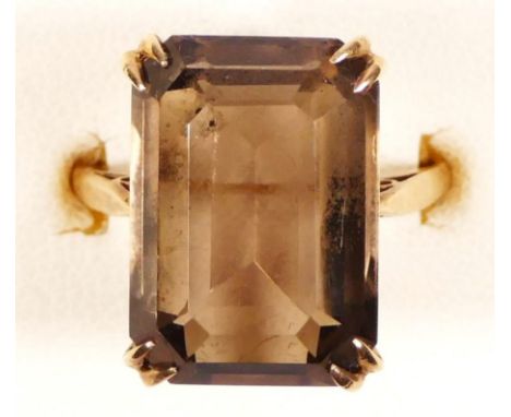 A vintage 9ct rose gold and smokey quartz dress ring, stone 18 x 12mm, R, 5.4gm 