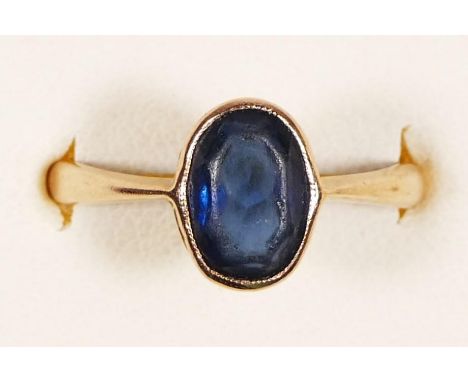 A Vintage 9ct rose gold blue paste ring, London 1926, L, 2.1gm 