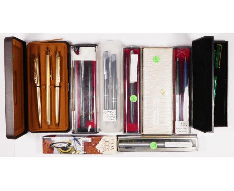 A vintage black fountain pen with 14ct gold nib and matching propelling pencil, together with various Shaeffer, Papermate and