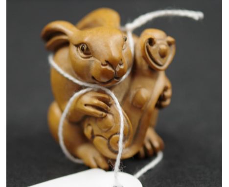 Japanese boxwood netsuke carving of a Hare signed to base, height 4.5cm approx
