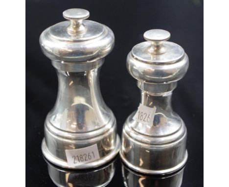 Set Elizabeth II  silver salt &amp; pepper grinders Sheffield 1975, comprising a silver pepper grinder and silver salt grinde