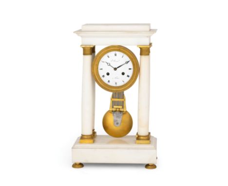 orologio a portico realizzato in marmo bianco di carrara, poggiante su quattro piedini godronati che sorreggono un basamento 
