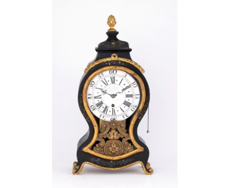Pendola con cassa in legno laccato in policromia su fondo nero e poggiante su piedini a ricciolo.Cimasa a cappello, con bisan
