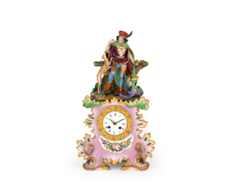 Pendola in porcellana dalle vivaci cromie e forme rocaille, sulla quale si erge un gruppo scultoreo raffigurante un nobile ca