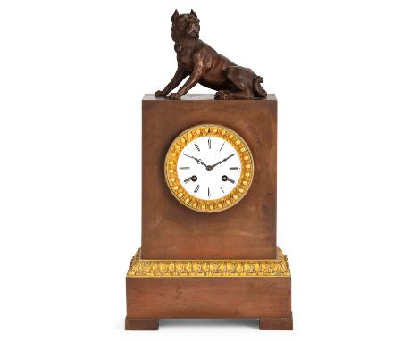 cassa architettonica con struttura a plinto in bronzo dorato, sormontata da una grande figura di Mastino. Quadrante in smalto