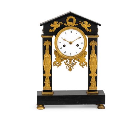 elegante orologio d'appoggio con struttura a portico in marmo nero del Belgio, decorata con figure di canefore in bronzo dora