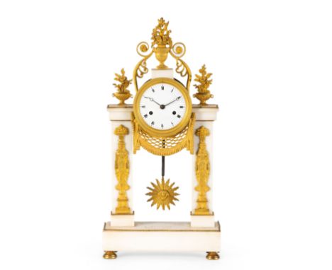Bell'orologio d'appoggio di struttura architettonica, con portico a due pilastri, in marmo bianco e applicazioni in bronzo do
