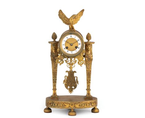 pendola d'appoggio con struttura a portico, sorretta da due erme all'egiziana, riccamente decorate e sormontate da pigne. La 