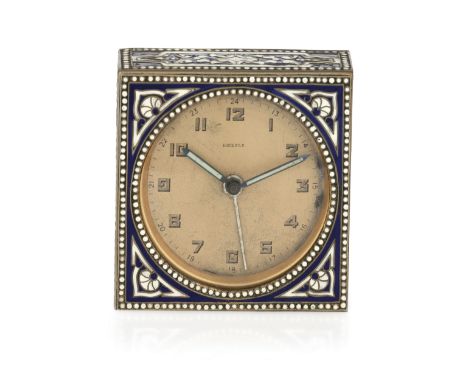 cassa in metallo dorato, riccamente decorata con smalti champlevé bianchi e blu, quadrante in metallo dorato con numeri arabi