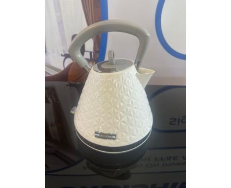 { Option of lots:  22g, 22h } Morphy Richards Vector Pyramid Kettle White Capacity 1.5 L Power 2200 W Water Level Indicator P