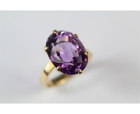 A Vintage 14ct Yellow Gold Amethyst Ring. The oval amethyst approx 15 x 11mm, in a crown claw setting, size O, approx 6.1 gms