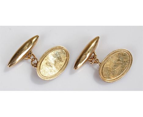 Pair of 9 carat gold cufflinks, engine turned edge, 2.9 grams