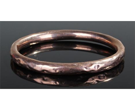 9 carat gold bangle, circular tube form, 15.5 grams
