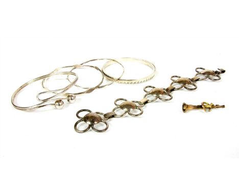 A sterling silver daisy flower head bracelet, with a hook clasp marked IMV London, 1987, a gold hunting horn and fox stock pi