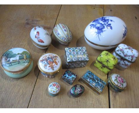 A quantity of trinket and porcelain boxes to include Limoges, Worcester and a 1995 Halcyon Days box 