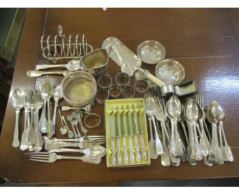 A collection of miscellaneous silver plated items, to include a toast rack, some kings pattern and fiddle pattern flatware, w