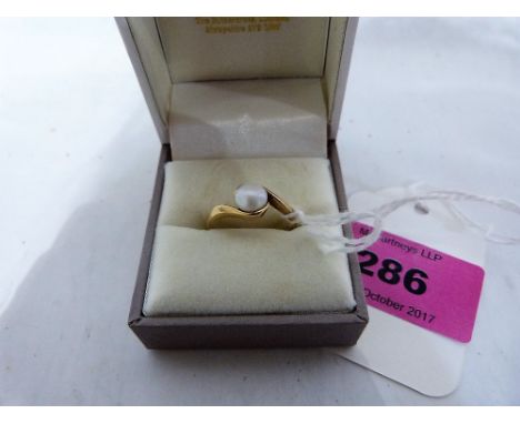 A split pearl solitaire ring. In gold 2.9g gross