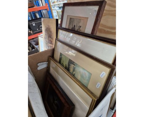 A box of pictures, prints and coloured engravings featuring horses, racing, hunting, coaching, etc.
