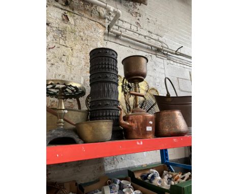 A collection of metal ware to include brass fan style fire guard, brass planter, trivet, jam pan, saucepan, copper kettle, Mi