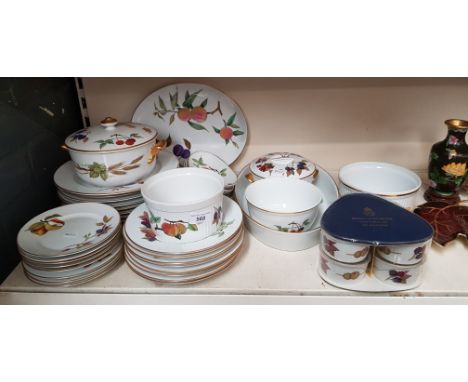 Royal Worcester Evesham tablewares - 41 items