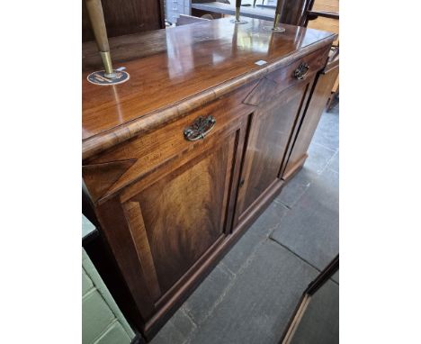 A Victorian mahogany chiffonier/side cabinet. 