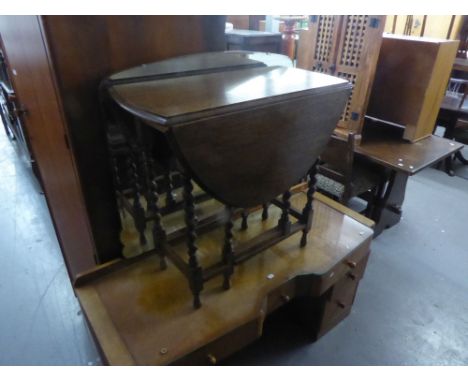 OAK BARLEY TWIST DROP LEAF OCCASIONAL TABLE. HEIGHT 73CM, LENGTH 77CM. C/R THERE IS A SPLIT DOWN THE MIDDLE OF THE TABLE TOP.