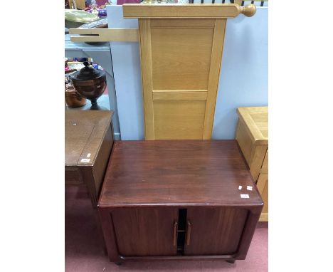Lounge Unit on Casters, light wood headboard (2)