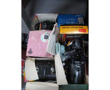 Cameras; A collection of Polaroid cameras to include Super Colour Swinger, Appareil Land Instant 20, Super Colour Swinger II 