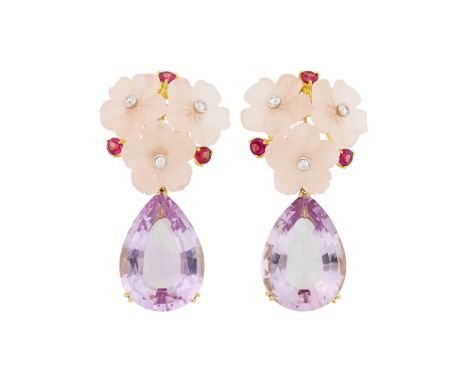 18 kt., 6 carved rose quartz flowers dia. ap. 14.5 mm., 6 round pink tourmalines ap. 1.30 cts., 6 small white gold collet-set