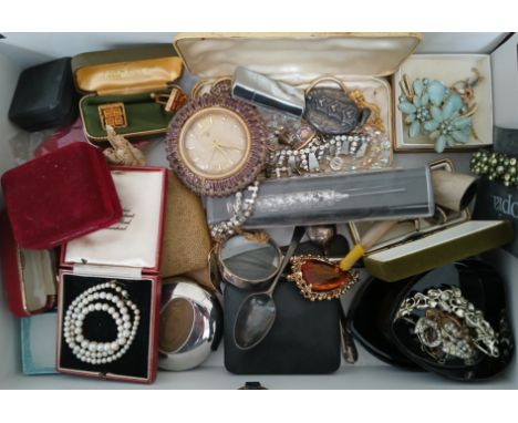 A tray including vintage costume jewellery and collectables etc.  
