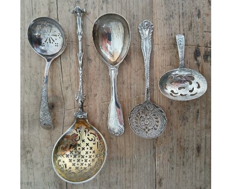 A group of five assorted caddy spoons/sifters, lengths 6.5cm to 16.5cm.  