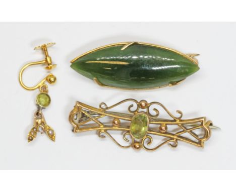 A mixed lot comprising a nephrite jade brooch marked '9ct', a hallmarked 9ct gold brooch and an earring marked '9ct', gross w