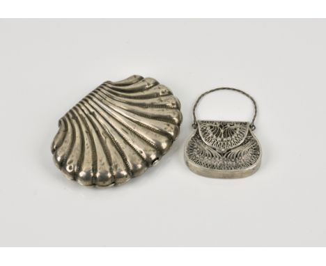 A Continental silver scallop shell purse indistinct marks, the purse opening to reveal red silk three compartment interior, 2