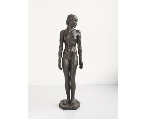 Georg Kolbe  - - 1877 Waldheim/Sachsen - 1947 Berlin Junge Frau. 1926. Bronze mit schwarz-brauner Patina. Auf dem Sockel mit 