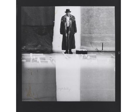 Joseph Beuys  - - 1921 Krefeld - 1986 Düsseldorf Fotografie von Lothar Wolleh: Joseph Beuys im Moderna Museet, Stockholm (Sch