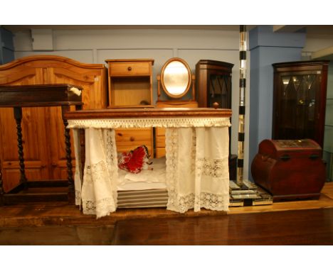 Mirrored standard lamp, four poster etc.