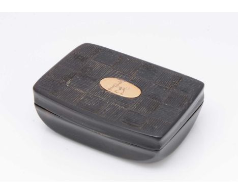A Georgian tortoiseshell snuff box, 5.2cm wide, with gold panel to lid having crest of a dog