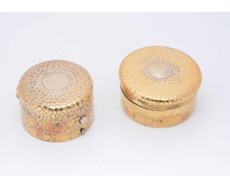 A Victorian and Edwardian silver travelling inkwell and circular box by Drew & Sons, the box 8.8cm diameter, some wear to gol