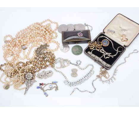 A quantity of costume jewellery, including a string of simulated knotted strung pearls on a gold and seed pearl peridot set c