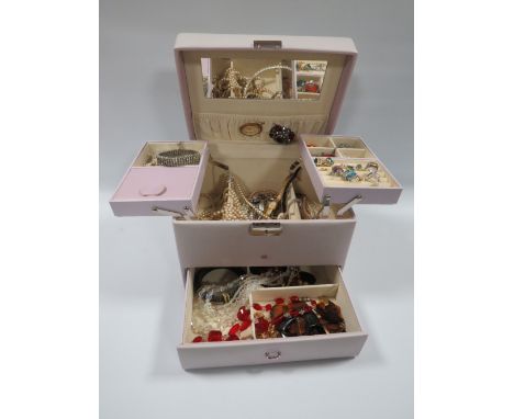 A JEWELLERY BOX AND CONTENTS, comprising a selection of vintage and modern jewellery items to include silver rings and earrin