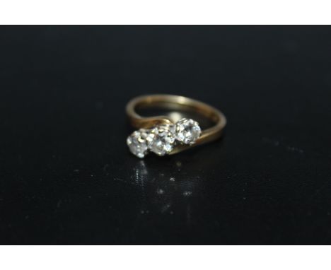 AN 18 CARAT GOLD 1 CARAT THREE STONE DIAMOND RING, the central brilliant cut diamond being of an estimated 0.4 carat with a d