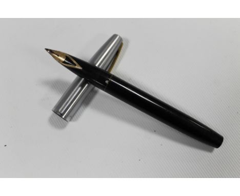 A VINTAGE CASED SHEAFFER FOUNTAIN PEN, with 14K gold nib,overall L 13 cm