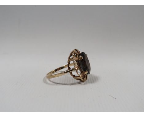 A VINTAGE 9CT GOLD SMOKEY QUARTZ DRESS RING, approx weight 3.05 g, ring size O 1/2
