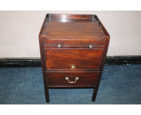 A 19TH CENTURY REGENCY MAHOGANY NIGHT CUPBOARD / COMMODE, with tray top