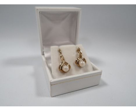 A PAIR OF 9CT GOLD AND PEARL EARRINGS, hallmarked to posts, only one butterfly marked 9ct, approx weight 2.46 g