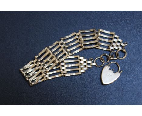 A HALLMARKED 9 CARAT GOLD GATE BRACELET, padlock broken off but present, total approx weight 18.2g